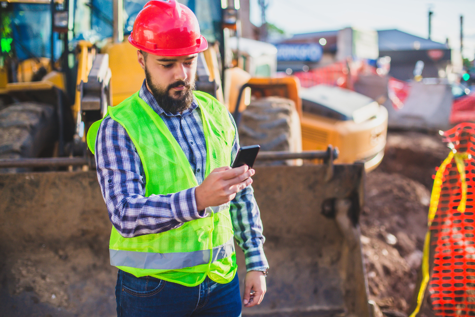 chef-de-chantier-utilisant-une-application-vgp